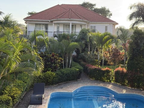 Lakeside villa5