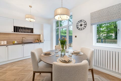 Dining Area (can seat 6)