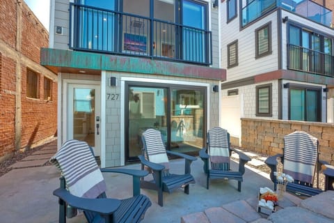 OUTDOOR GAS FIRE PIT #2 – Your private outdoor fire pit creates the perfect setting for unforgettable evenings with family and friends. Whether you`re enjoying sunset cocktails, late-night conversations, or simply unwinding by the fire with the ocean bree