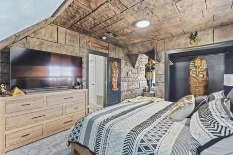 Escape to a wonderland of themed bedrooms that will create an unforgettable experience for your group! The Egyptian Pharaoh room is a portal to Egypt!