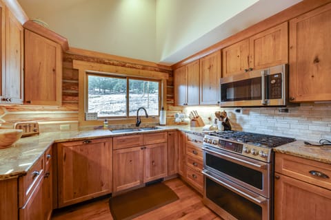Cabin, Multiple Beds, Mountain View (Eagle Crest Plus Bunk) | Private kitchen