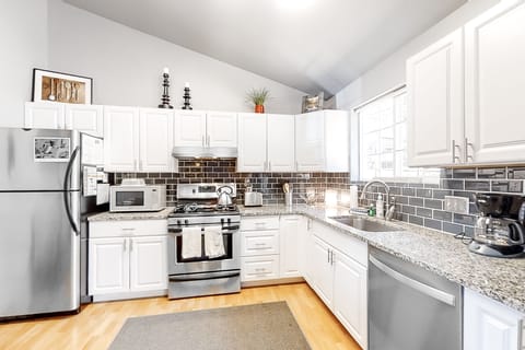 House, Multiple Beds, Garden View (Morgan Pine House) | Private kitchen