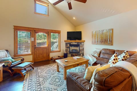 House, Multiple Beds, Mountain View (Running Bear in the Rockies) | Living area