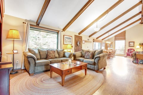 House, Multiple Beds, Mountain View (The Blue Raven) | Living area