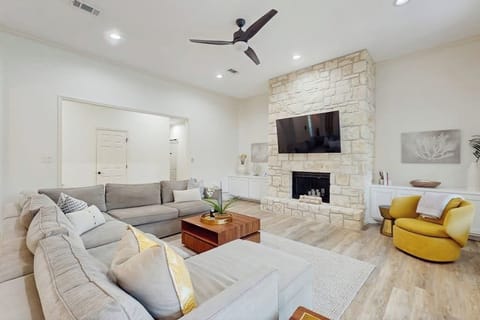 House, Multiple Beds, Patio, Garden View (Horseshoe Bay Beauty) | Living area
