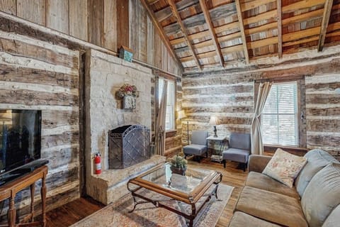 Condo, 1 King Bed, Fireplace, Garden View (Historic Rocky Hill - Champagne Suite) | Living area