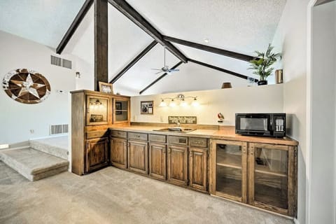 House, Multiple Beds, Pool View (Hillside Manor) | Interior