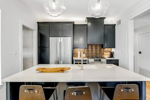 House, Multiple Beds, Hot Tub, Garden View (Fredericksburg Mill) | Private kitchen
