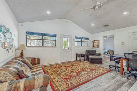 House, Multiple Beds, Pets Allowed (River Oaks R&R) | Living area