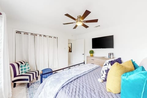 House, Multiple Beds, Partial Sea View (Lago Vista Sunset Villa) | 3 bedrooms, individually decorated, individually furnished, bed sheets