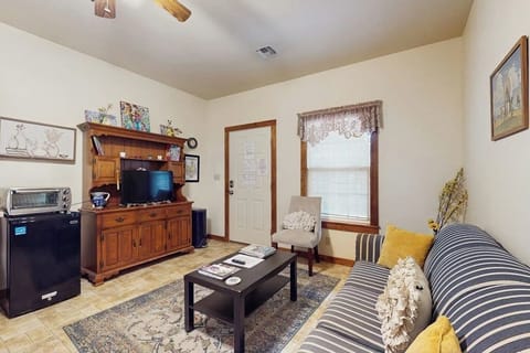 House, 1 Queen Bed, Garden View (Sip & Stay) | Living area