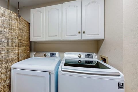 House, Multiple Beds (Coventry Casa) | Laundry