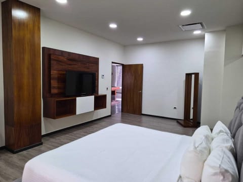 Luxury Penthouse | In-room safe, desk, iron/ironing board (on request), WiFi (free)