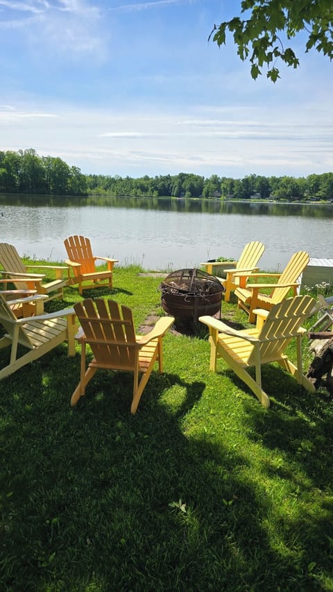 Outdoor Fire Pit area to enjoy the lake views and s'mores .