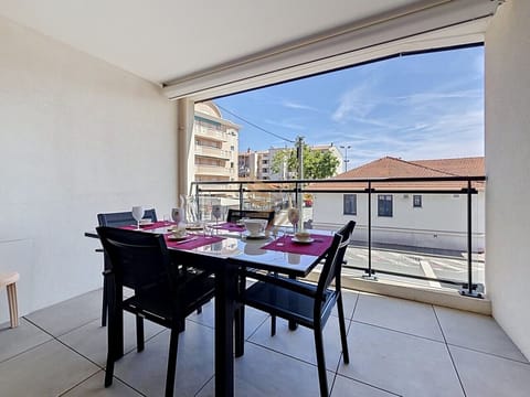 Le panneau `Bienvenue` vous invite : préparez un café au comptoir de la cuisine moderne, installez-vous sur le canapé rouge baigné de lumière et laissez la terrasse prolonger la détente.