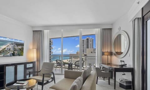 Studio, City View | Living area