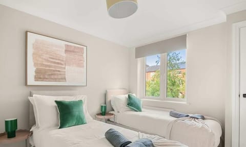 Comfortable twin room with 2 single beds, fresh linens, Wi-Fi, and a bright, welcoming atmosphere. Perfect for friends, colleagues, or travelers who prefer separate sleeping arrangements.
