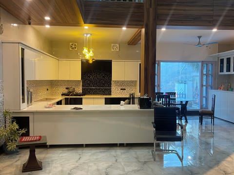 Refrigerator (on request), microwave, oven, electric kettle