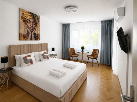 Luxury Studio, 1 Queen Bed, Non Smoking | Memory foam beds, individually decorated, individually furnished