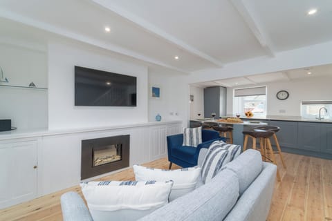 Cosy boutique lounge — Stylish open-plan living with a breakfast area