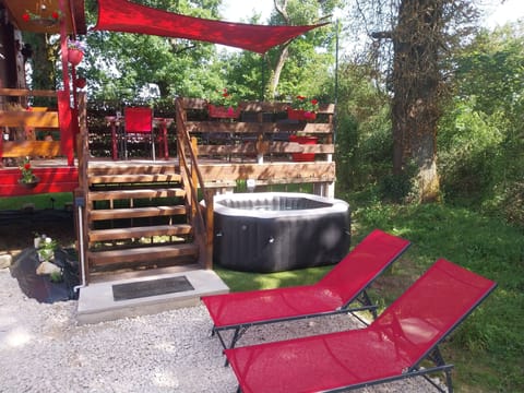 Outdoor spa tub
