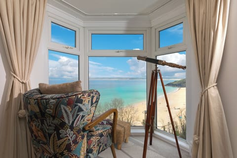 Front-row seat to the bay. Sink into the window chair and watch the ocean shift 
