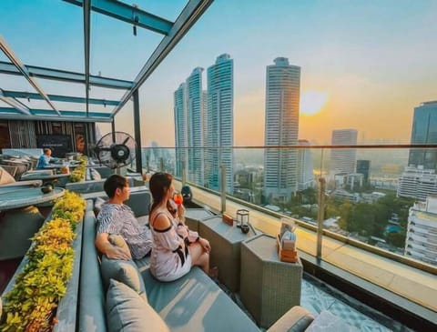 3 bars/lounges, rooftop bar