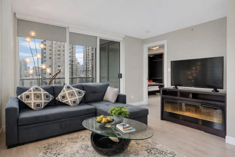 Deluxe Apartment, City View | Living area