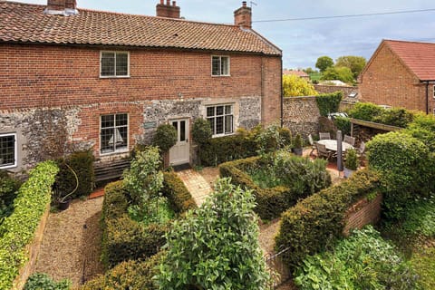 Woodcutters Cottage, Suffield - Host & Stay 