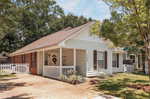 Ward Avenue Retreat - in the heart of Ocean Springs