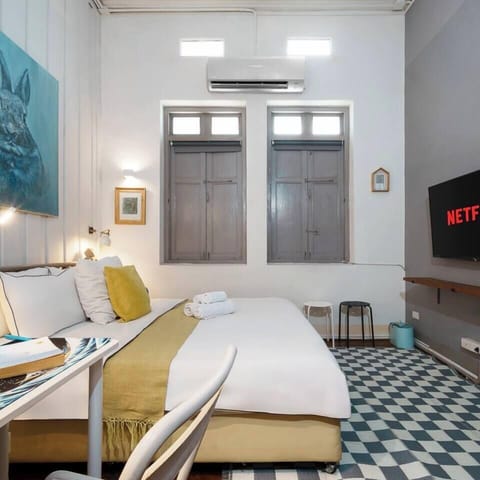 【 3rd Bedroom 】With the window is closed, the room feels cozy and warm, giving you a true at-home atmosphere. Relax and unwind on the king-size bed for ultimate comfort.
