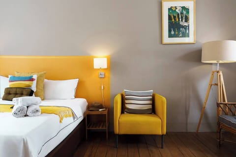 【 Bedroom 】Walkable bedroom designed for your comfort, with plump pillows and the option to request more for a perfect night’s sleep .