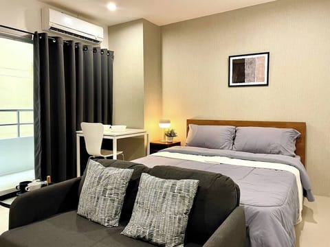 【Queen Bed】 Sink into our plush queen bed bathed in natural light. Adjustable side lamp for late-night reading. "The comfiest sleep of our trip!" raves a recent guest. Wake up refreshed and ready to explore.