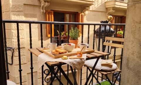 Balcony, Breakfast, city views, Petit outdoor dining.