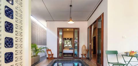 【Pool & Living Flow】Dip in the saltwater pool while loved ones lounge in the living room or fire up the BBQ outside. This open layout brings everyone together for easy, unforgettable family time.