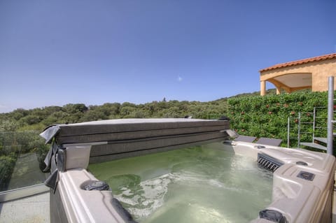 Outdoor spa tub