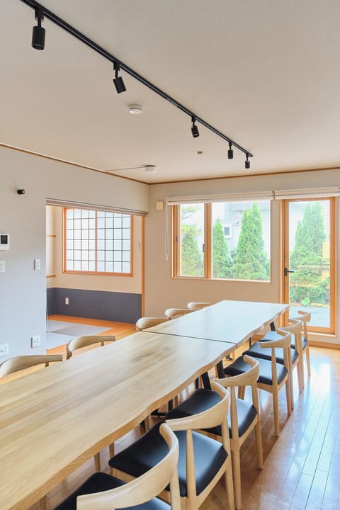 Deluxe House, Non Smoking (Include projector) | In-room dining
