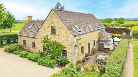 A beautiful 2-bedroom cottage on a 40-acre farm estate in Lower Oddington