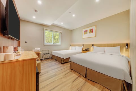 Accessible Quadruple Room | In-room safe, desk, WiFi (free), bed sheets