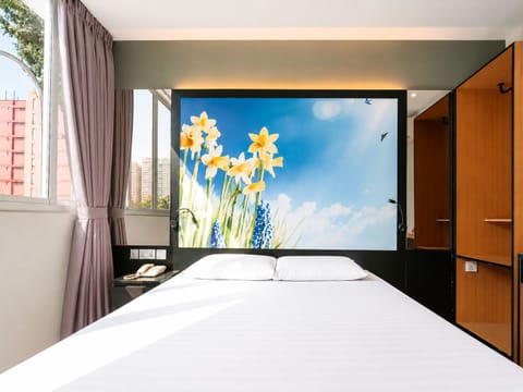 Premier, Window | Minibar, desk, laptop workspace, iron/ironing board