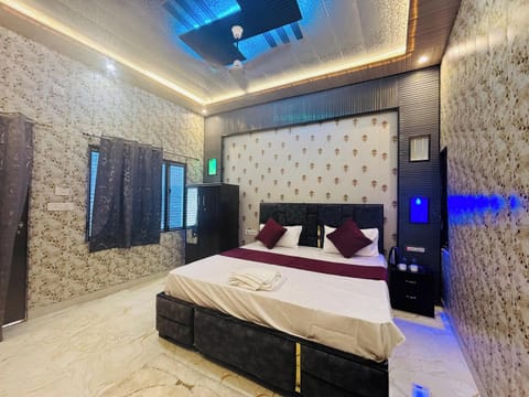 Deluxe Double Room, City View | Desk, free WiFi