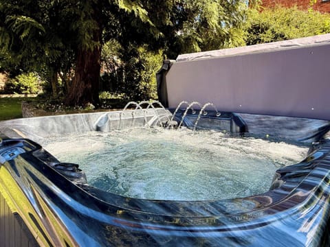 Hot tub | West View, Broughton