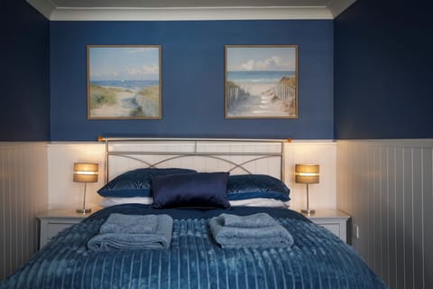 Double Room | In-room safe, desk, laptop workspace, blackout drapes