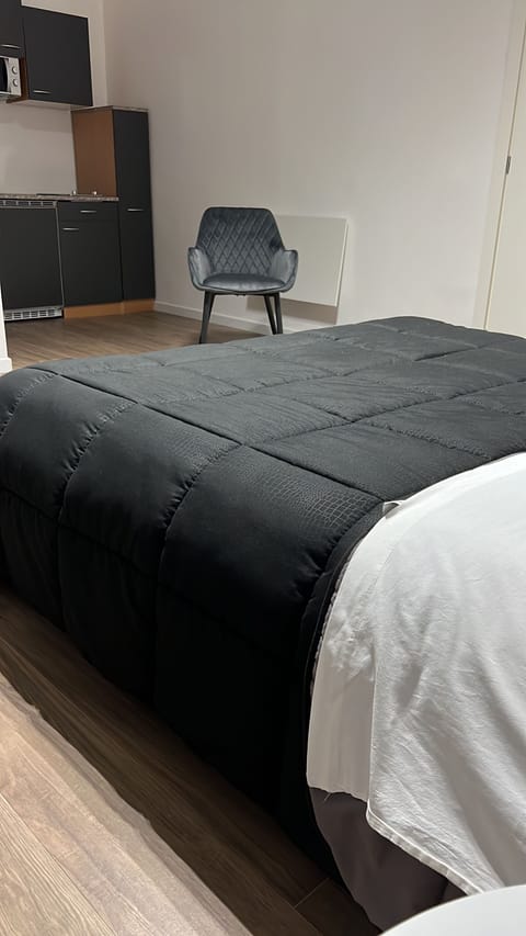 Desk, WiFi (free)