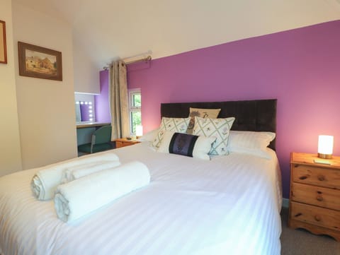Cottage | 3 bedrooms, WiFi (free), individually decorated, individually furnished