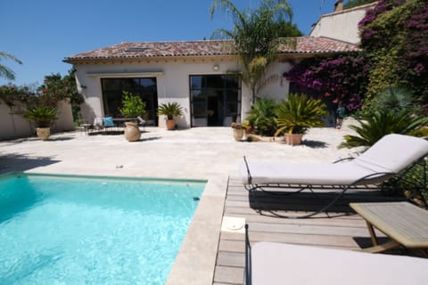 Holiday rental in Mouriès, Alpilles, Air-conditioned villa with pool and hamman for rent, offering all comforts. Online booking with Plaisirs & Maisons de Provence.