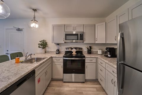 Condo, 2 Queen Beds (The Ruby 100) | Private kitchen