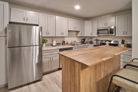 Condo, 1 Queen Bed with Sofa bed (The Ruby 105) | Private kitchen
