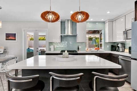House, Multiple Beds, Pool Access, Pool View (Blando) | Private kitchen | Dining tables
