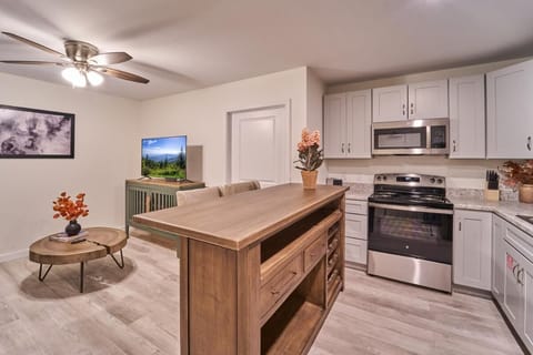Condo, 1 Queen Bed with Sofa bed (The Ruby 312) | Private kitchen